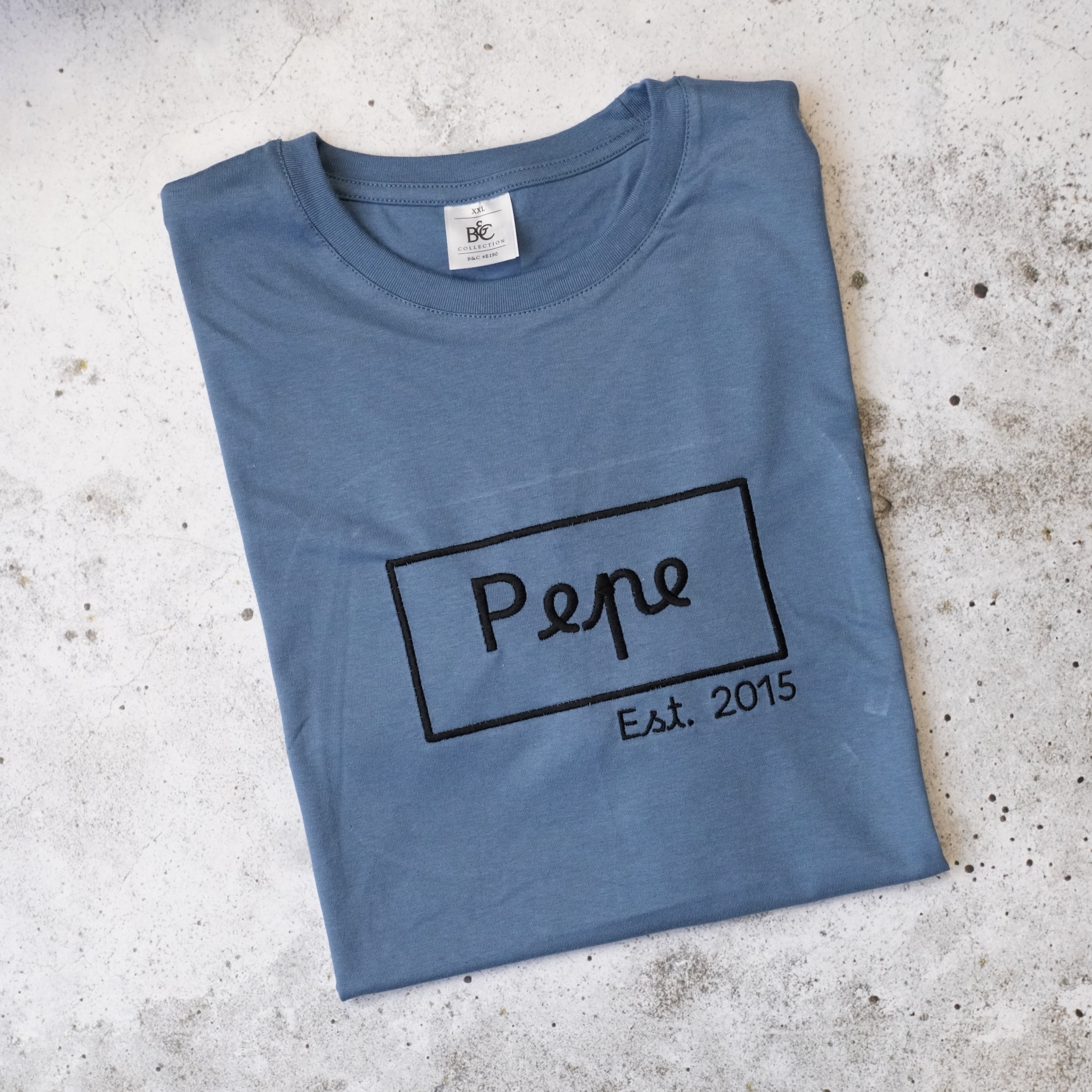 Voorbeeld van geborduurde T-shirt "Peter est."